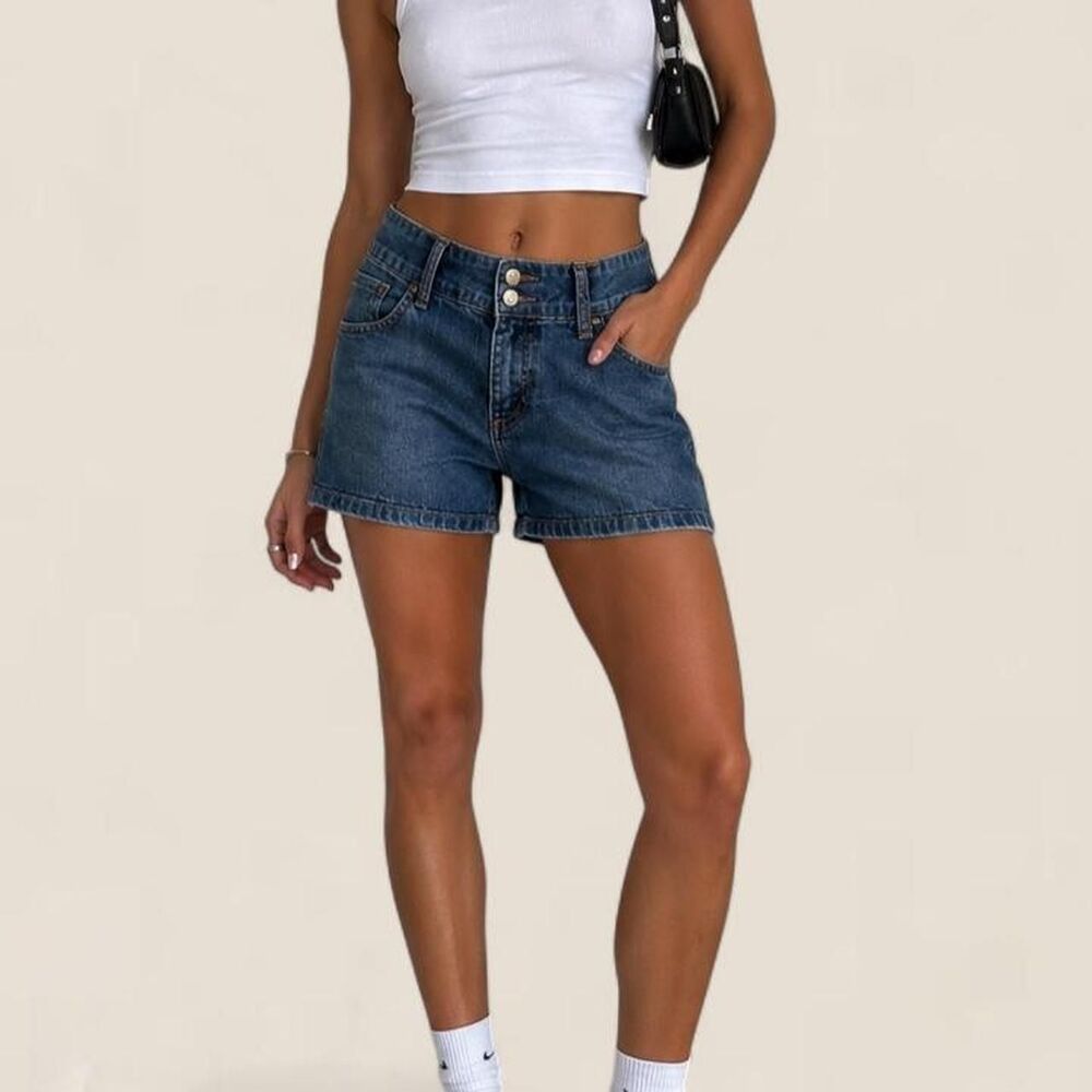 Levi’s vintage medium wash double button long denim shorts Y2K size 10 medium